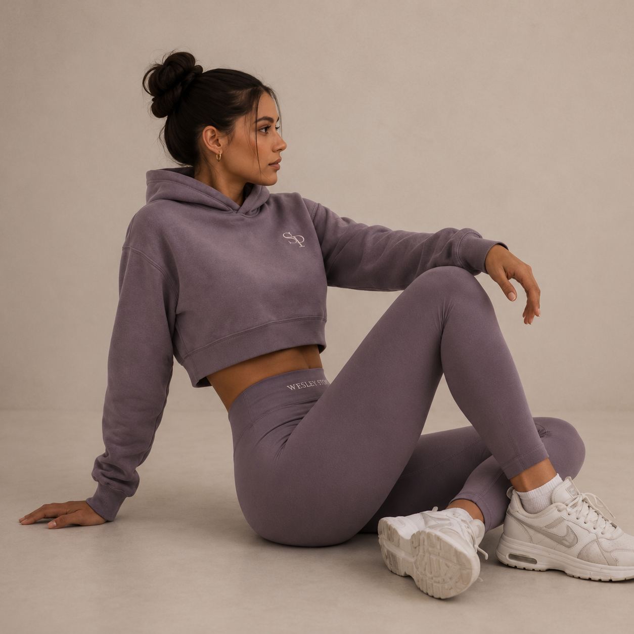 Àkanní Graphic Cropped Hoodie
